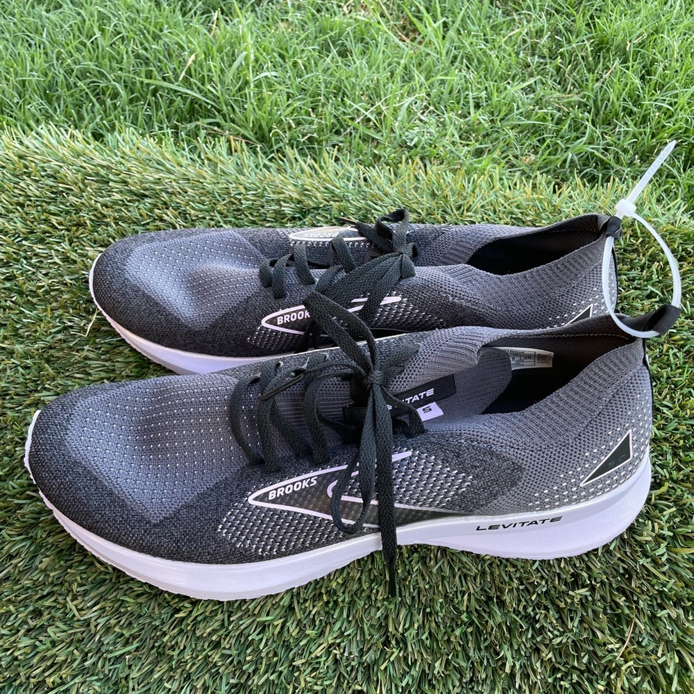 Women’s Brooks Levitate 5 Stealth Fit Running Shoes sz 11